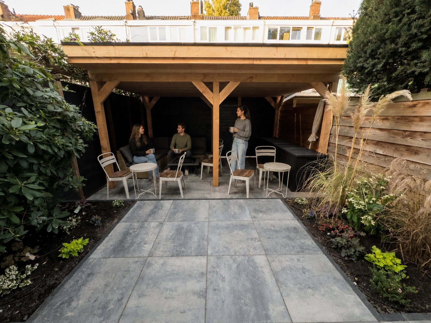 The shared lounge garden at H.J. Schimmelplein